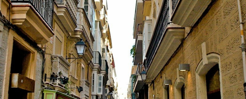 busy street cadiz photo